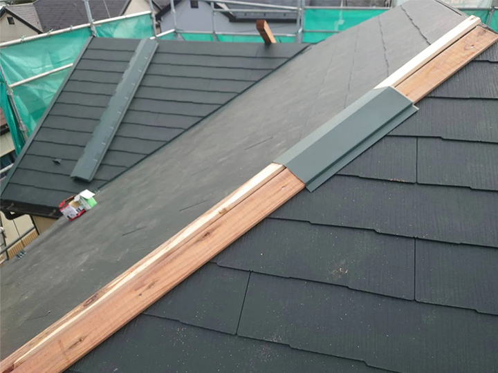棟板部分の写真です。<br />
棟板の交換は、屋根葺き替えリフォームで重要な工程なので、しっかりと行います。