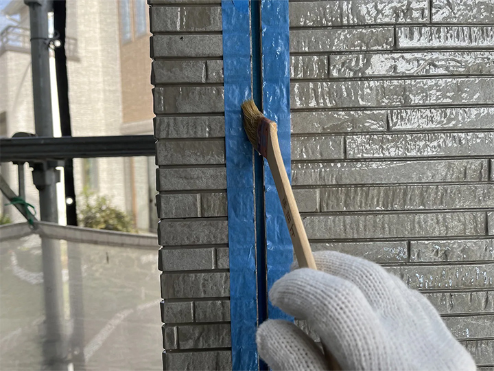 プライマー塗布の様子です。<br />
プライマー塗布を行うことで、コーキング材と外壁の密着性を向上させることができます。<br />
