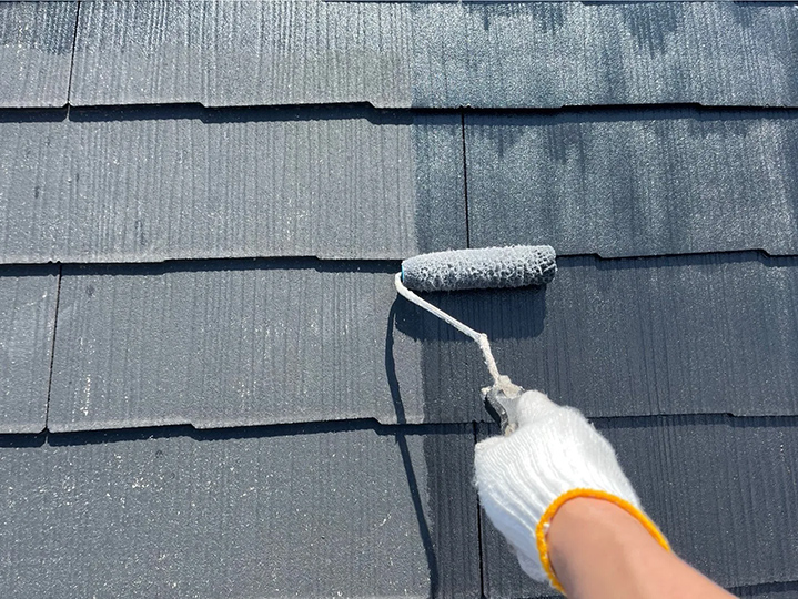 屋根塗装を行います。<br />
屋根も数回に分けて塗装することで塗りムラなくきれいに仕上がります。<br />
