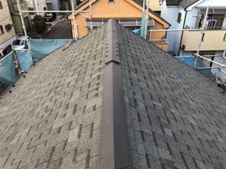 新たな屋根（アスファルトシングル）のカバー工法が完了しました。<br />
屋根材の色は、外壁に合うようにグレーにしました。<br />
