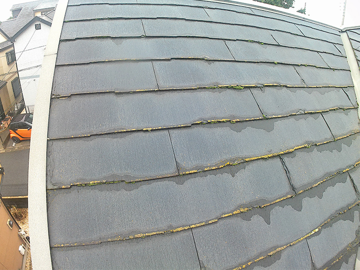 施工前の屋根の様子です。<br />
近くで見ると劣化具合がよく分かります。