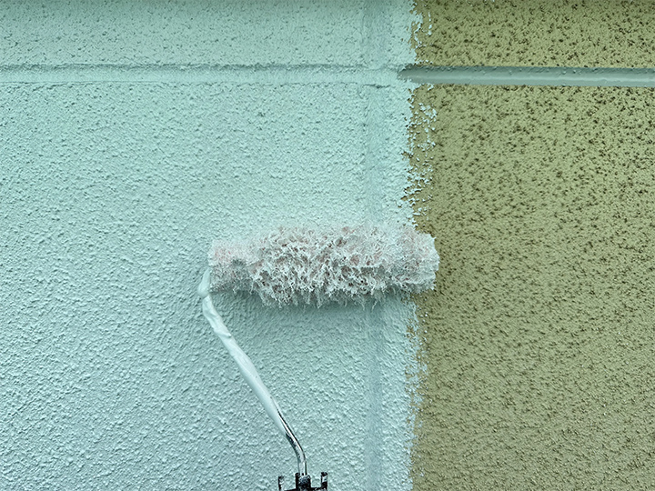 外壁の下塗りの様子です。<br />
下塗りを行うことで、耐久性に優れた外壁塗膜を作り出すことができます。