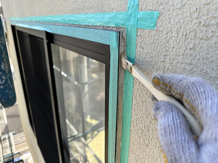 プライマー塗布の様子です。<br />
プライマー塗布は、コーキング材と外壁の密着性を向上させる効果があります。