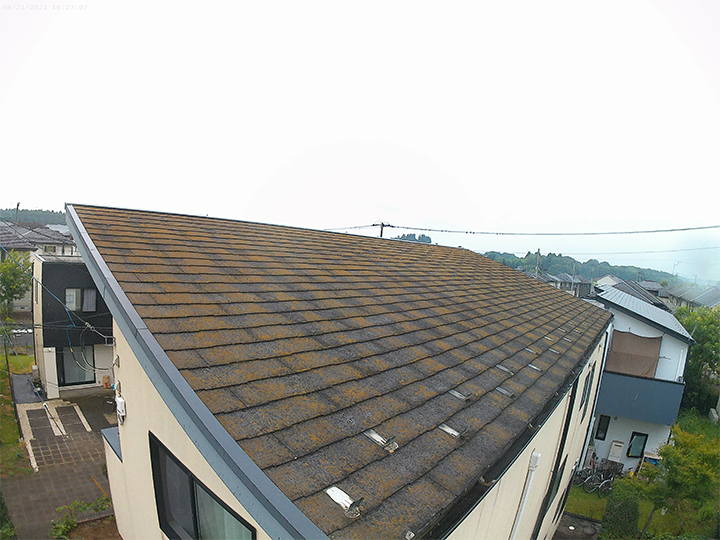 施工前の屋根のお写真です。<br />
コケなどが付着して変色してしまっています。