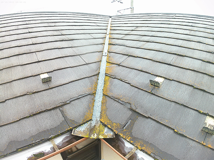 施工前の屋根のお写真です。<br />
谷板金は施工不良により、新築当初からこの様子だったようです。