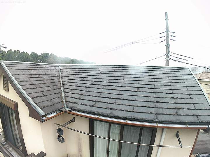 パミール屋根は一般的なスレート屋根のような塗装メンテナンスができないため、葺き替え工事を行ってきます。