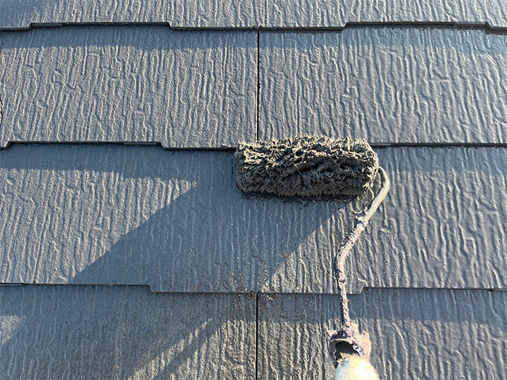 屋根塗装の様子です。<br />
塗りムラなく丁寧に塗装することで、雨漏り防止に繋がります。