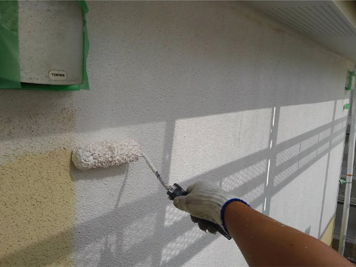 外壁の下塗りの様子です。<br />
下塗りを行うことで、耐久性に優れた外壁塗膜を作り出すことができます。