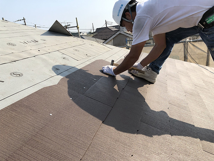 新しい屋根を設置していきます。<br />
遮熱仕様のグラッサコートが施された屋根材を施工していきます。