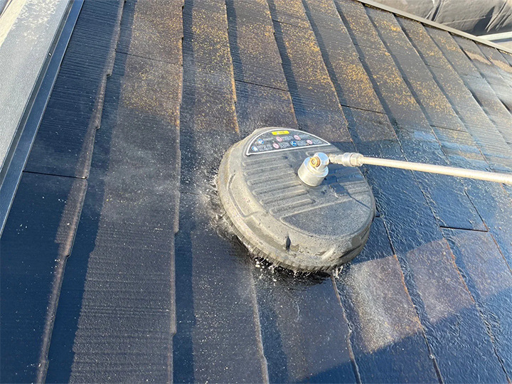 屋根の洗浄の様子です。<br />
汚れや傷んだ古い塗膜などをしっかりと落としていきます。