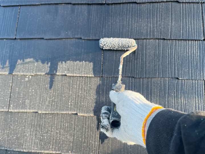 屋根塗装を行います。<br />
屋根も数回に分けて塗装することで塗りムラなくきれいに仕上がります。