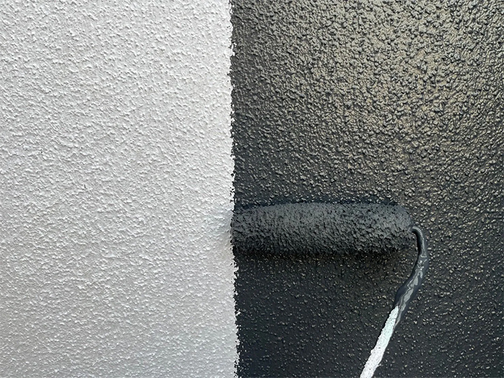 外壁の中塗りの様子です。<br />
中塗りを行うことで、塗料の性能をしっかりと発揮することができます。