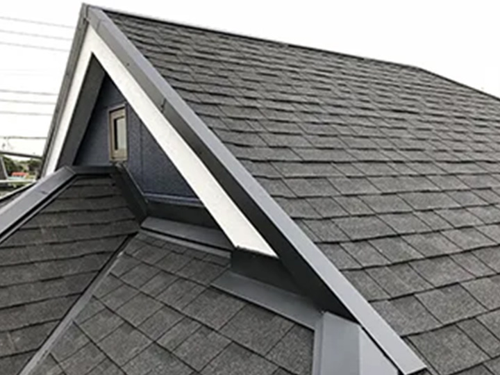 新たな屋根（アスファルトシングル）のカバー工法が完了しました。<br />
屋根材を黒にすることによって全体の引き締め効果がありますね。