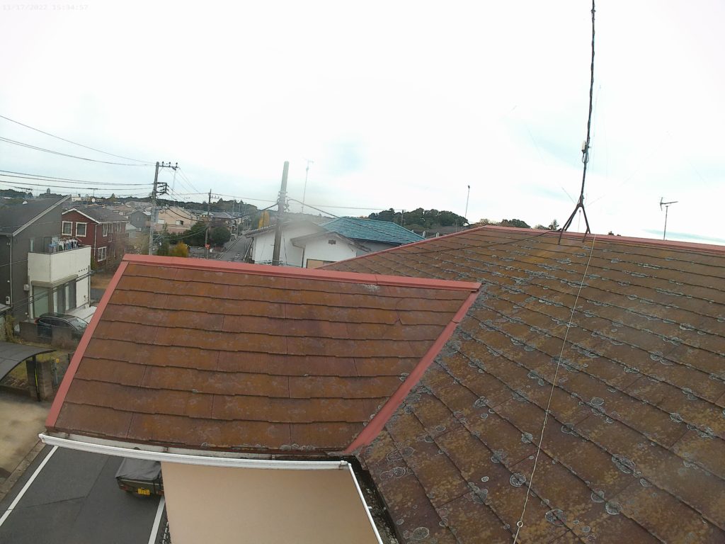 施工前の屋根のお写真です。<br />
全体的に汚れあり、色あせもあります。