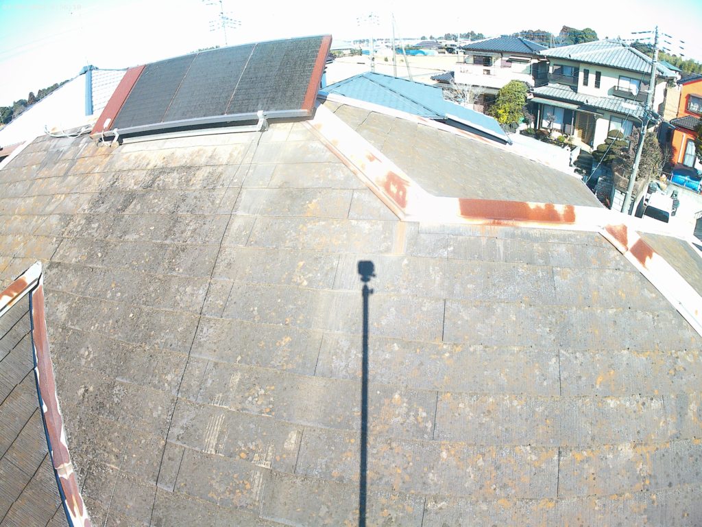 施工前の屋根のお写真です。<br />
全体的に汚れ、色あせ、板金の錆があるのが分かります。