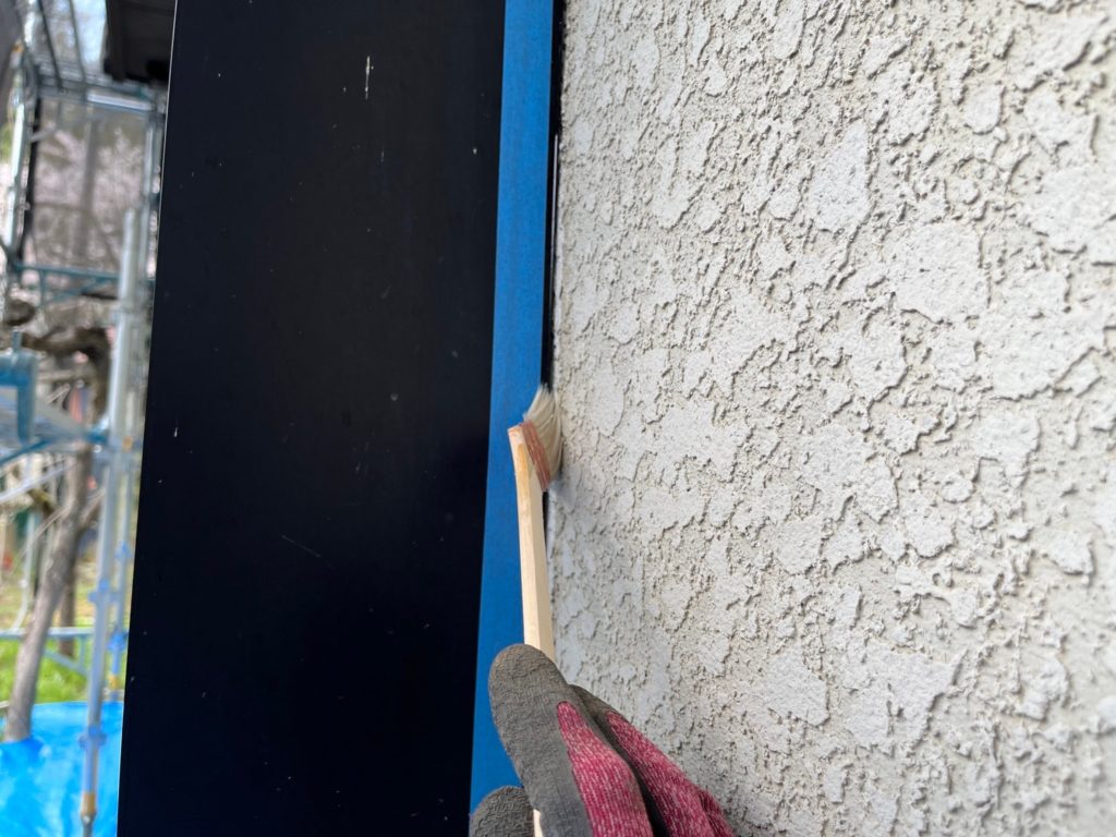 サッシ回りのコーキング施工<br />
プライマー塗布の様子です。<br />
プライマー塗布は、コーキング材と外壁の密着性を向上させる効果があります。