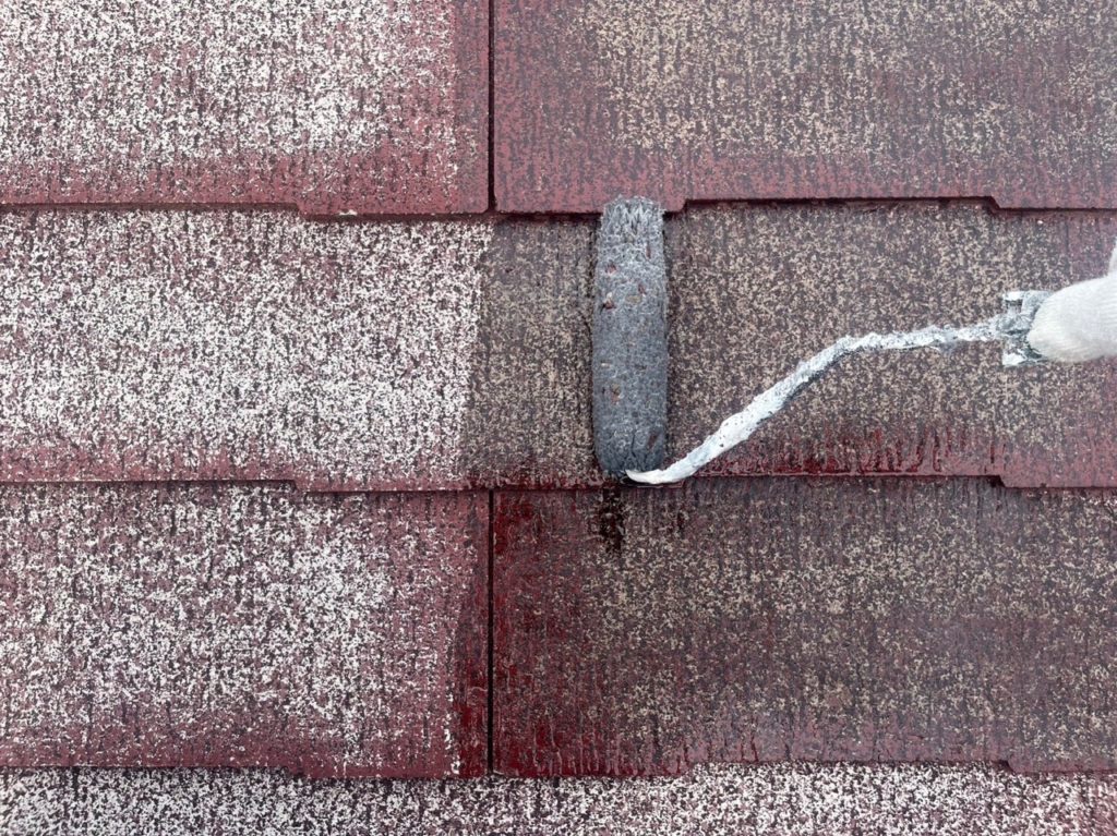 屋根下塗り<br />
屋根も数回に分けて塗装することで塗りムラなくきれいに仕上がります。