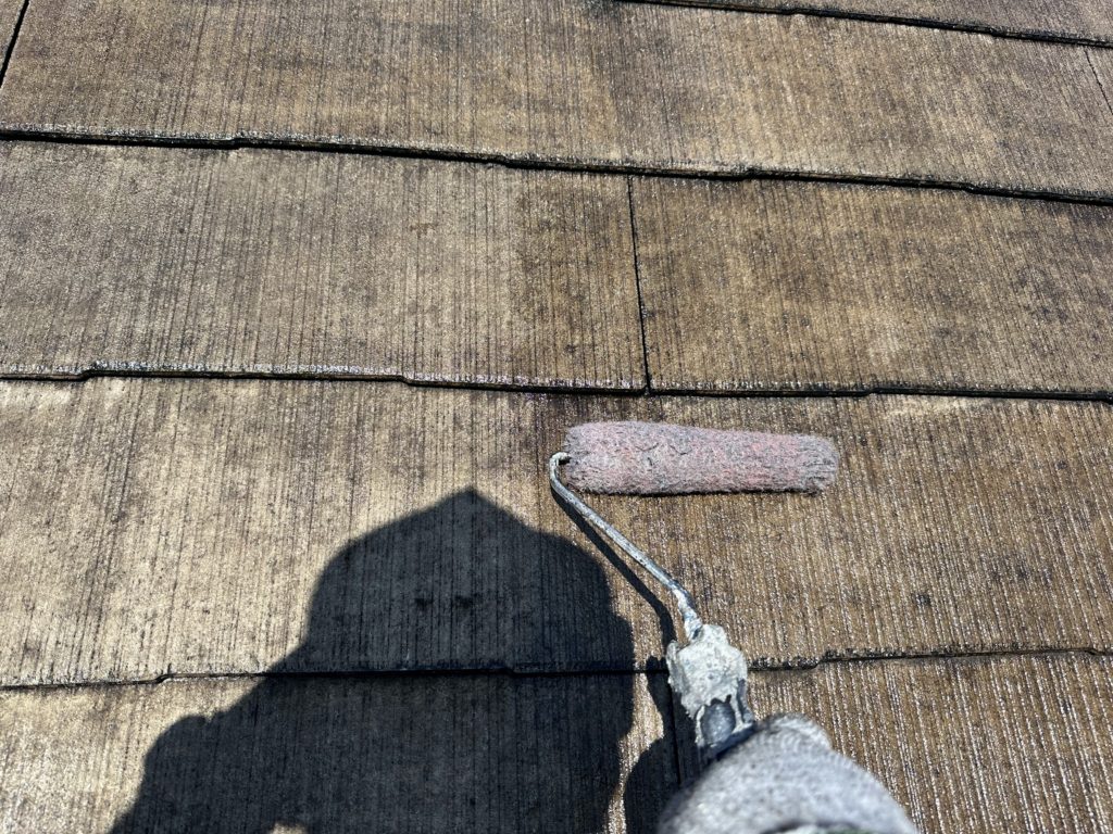 屋根下塗りの様子<br />
下塗りは２回塗って吸い込みを止めてから中塗りに入りました！