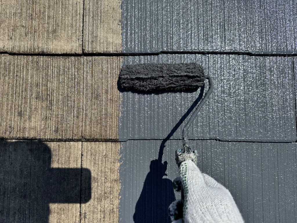 屋根の中塗りを行います。<br />
きれいな仕上がりになるよう、丁寧に塗装していきます。