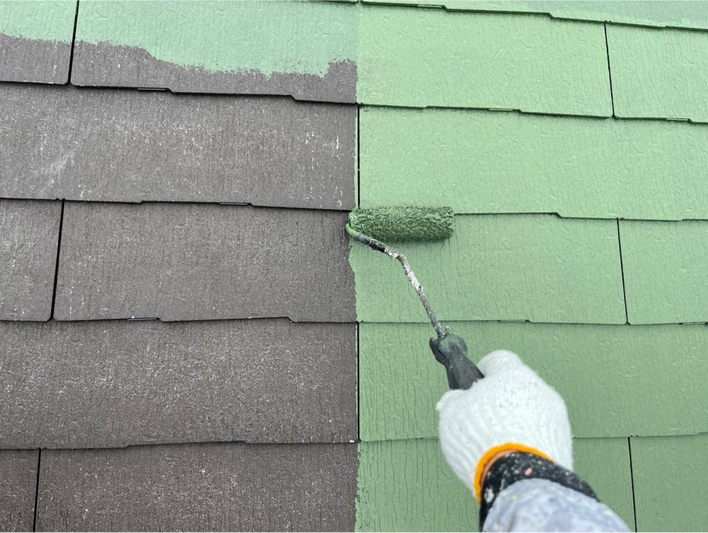 屋根の中塗りを行います。<br />
きれいな仕上がりになるよう、丁寧に塗装していきます。
