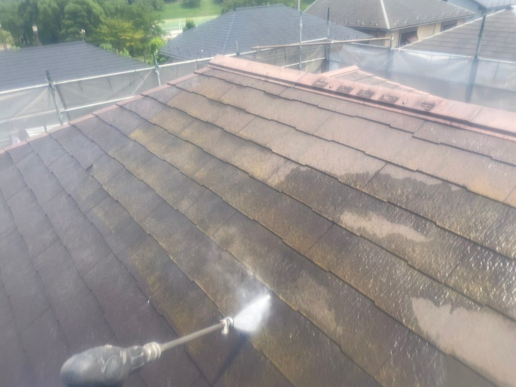 屋根の洗浄の様子です。<br />
汚れや傷んだ古い塗膜などをしっかりと落としていきます。