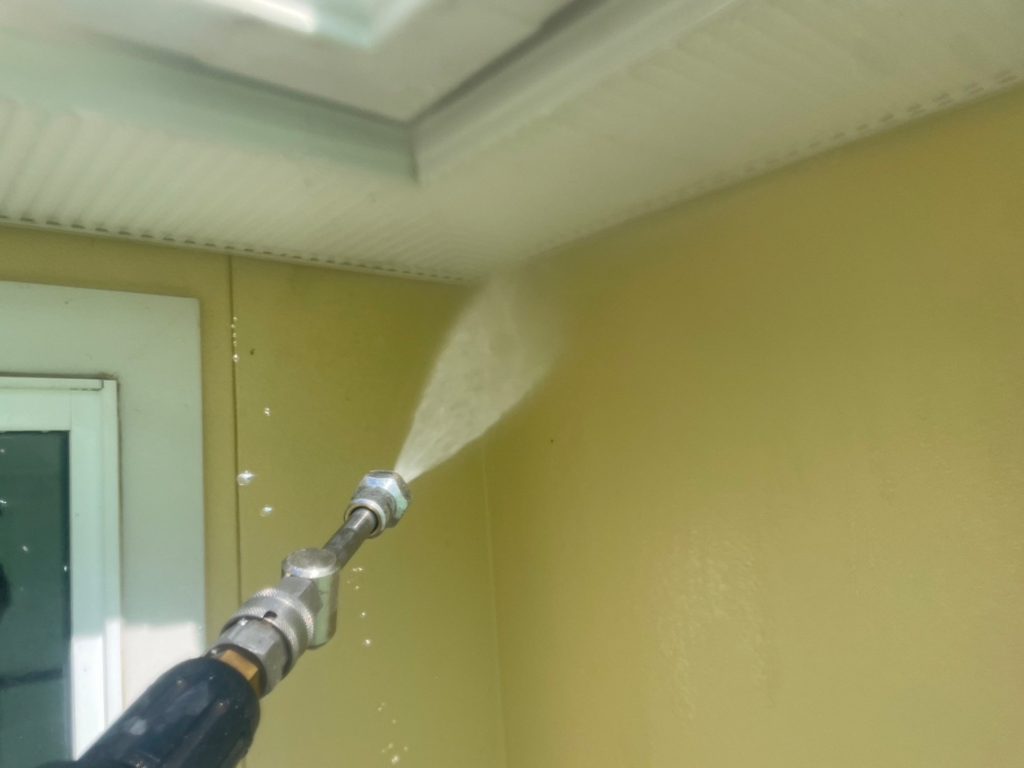 外壁や附帯部の洗浄<br />
汚れや傷んだ古い塗膜などをしっかりと落としていきます。<br />
