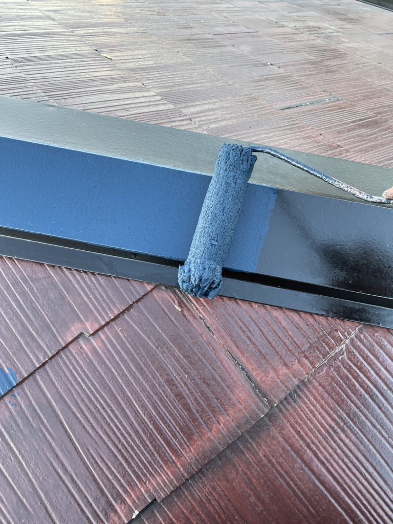 屋根の板金はケレン後錆止め塗装してから塗装します。