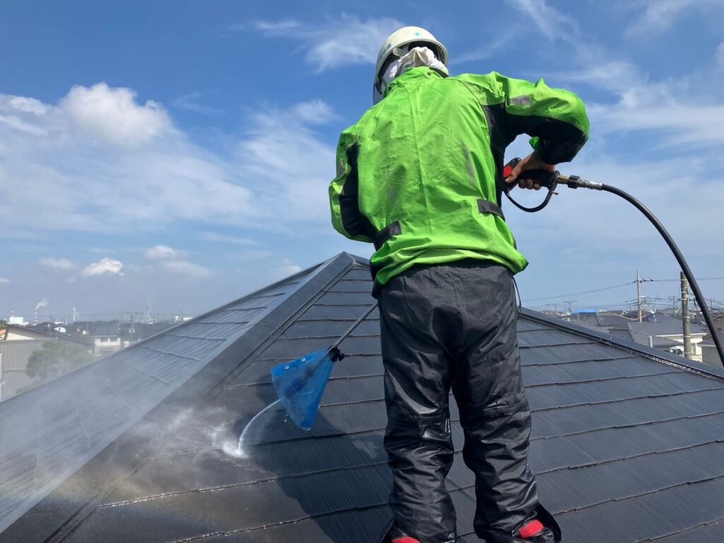 屋根の洗浄の様子です。<br />
汚れや傷んだ古い塗膜などをしっかりと落としていきます。