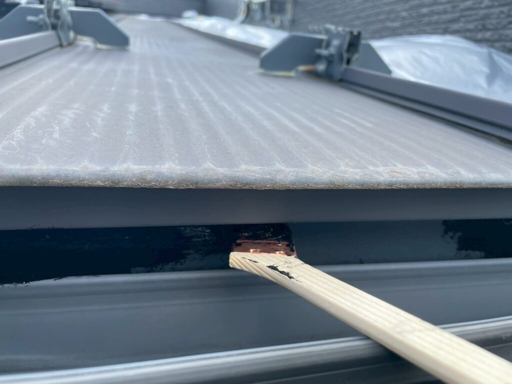 細かいところまで刷毛で塗装