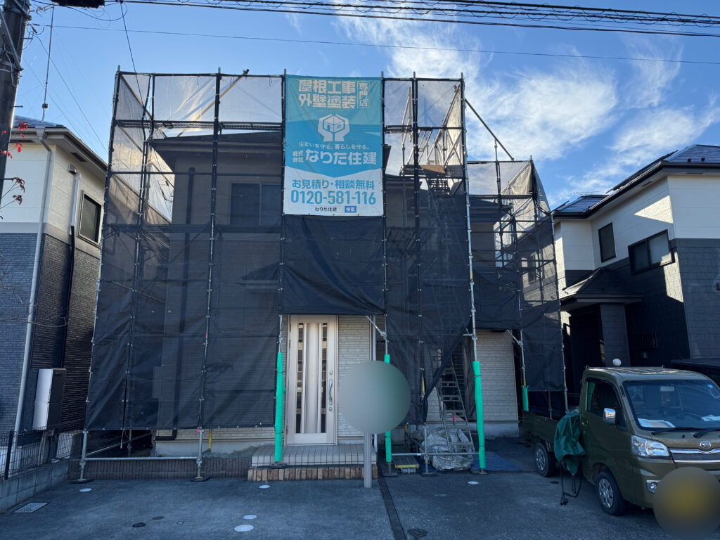 高所で作業を行う職人の安全を守るため、仮設足場設置を行います。