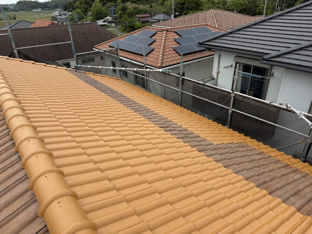 屋根中塗り<br />
だんだんと素敵な色に塗装されていきます。<br />
