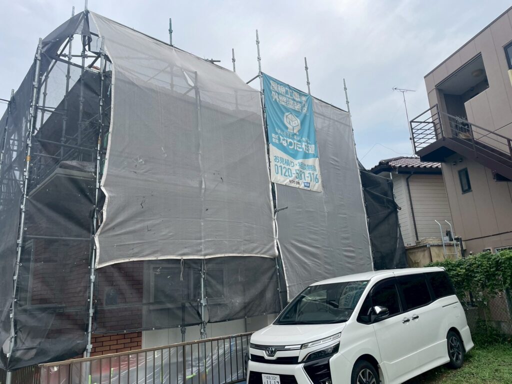 高所で作業を行う職人の安全を守るため、仮設足場設置を行います。