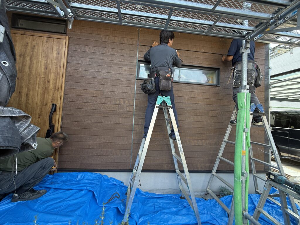 玄関周りの外壁張替え作業