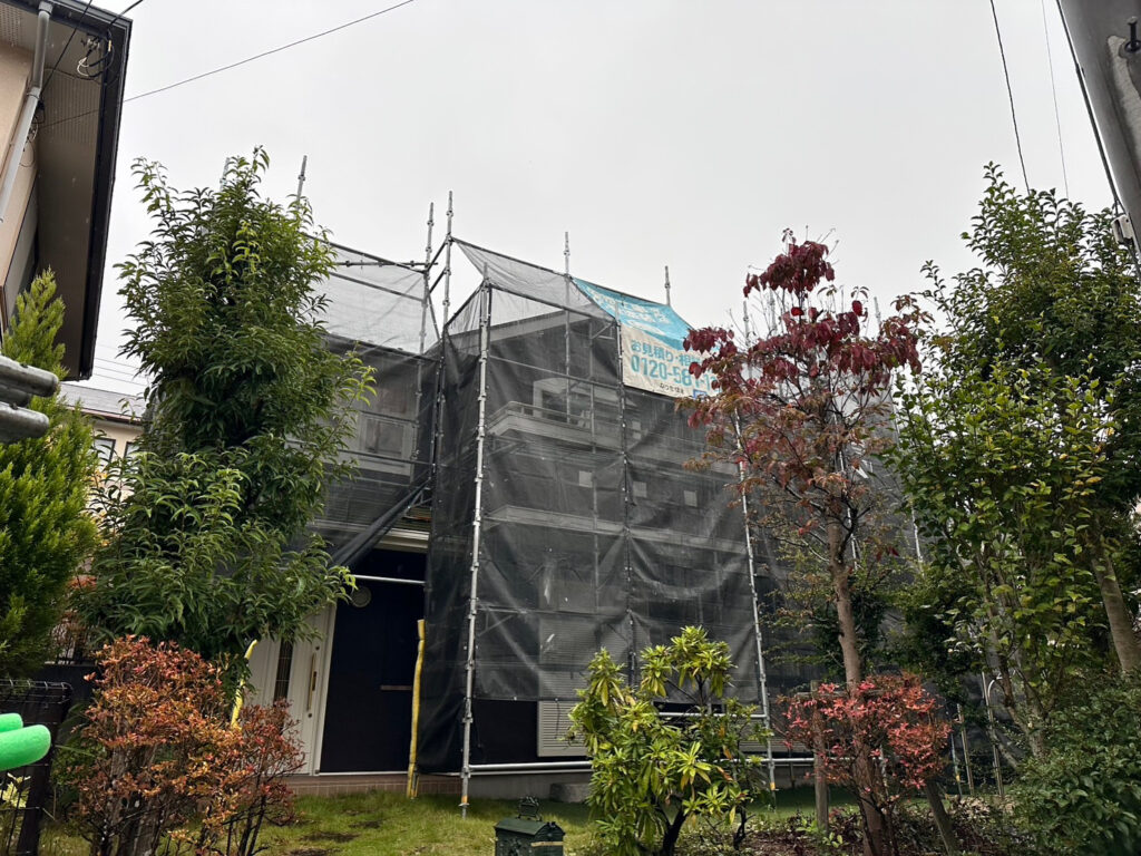 高所で作業を行う職人の安全を守るため、仮設足場設置を行います。